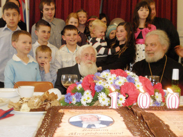 Василий Югов с внуками и правнуками