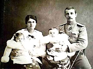 Семья Толстовых с детьми Милисией и Олегом