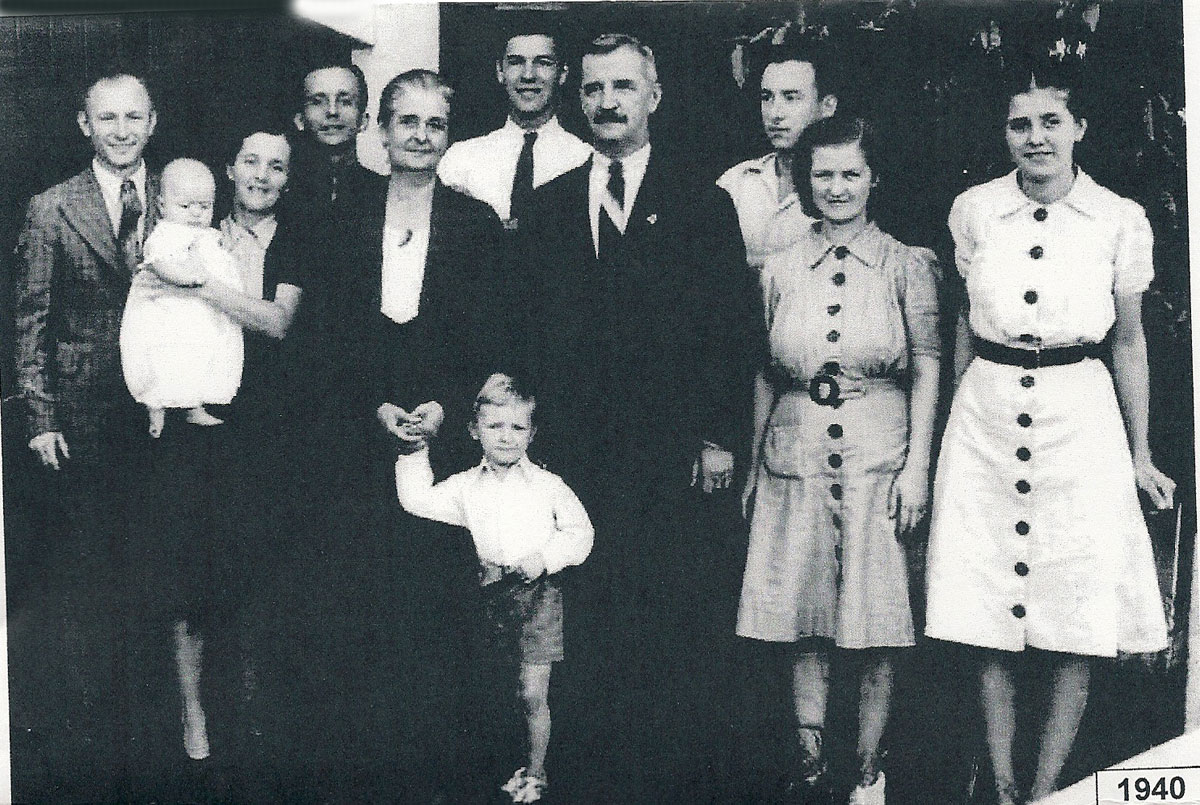 Милисия Толстова (Вторая слева)