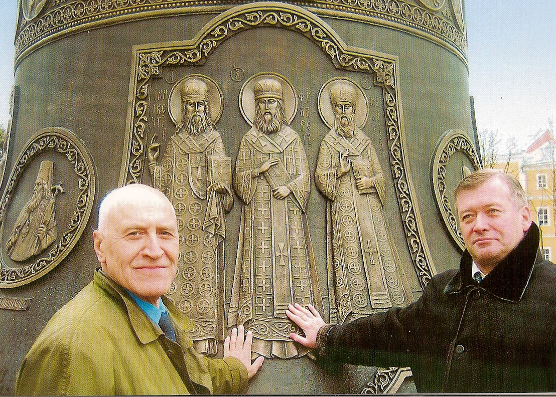 У Царь-колокола в Сергиевской Лавре, 2004
