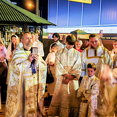 Свет Воскресения в пасхальной ночи Брисбена